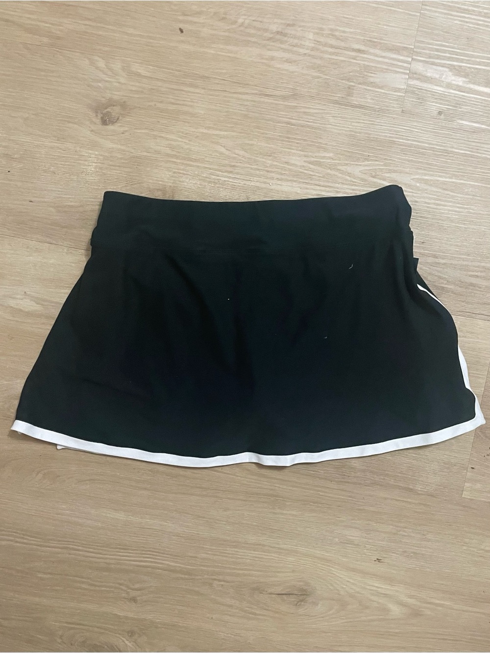 Nike Women's Black Skort with White Piping - Picture 2 of 2